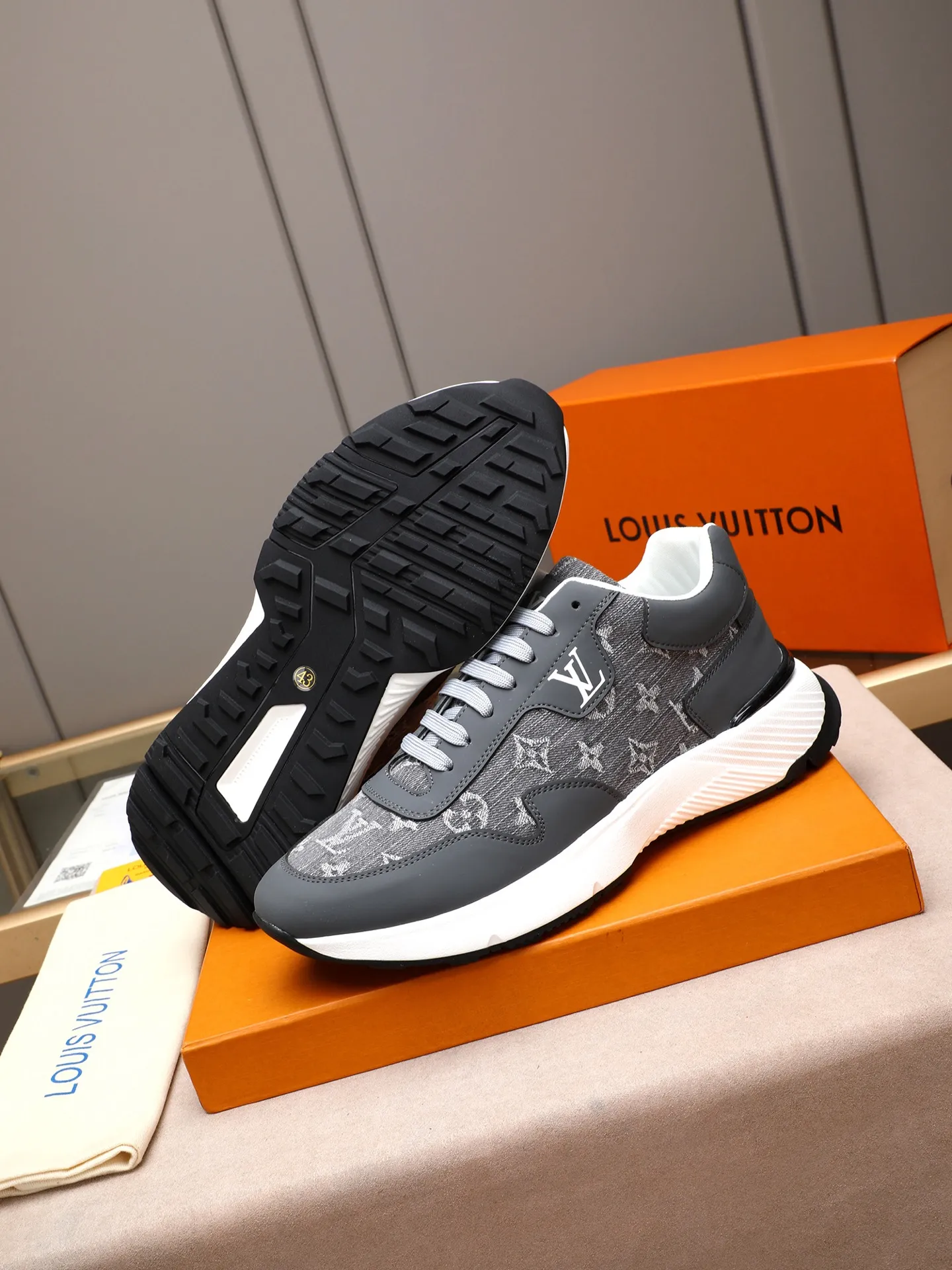 Men's shoes 💰460 Brand: LOUIS VUITTON Louis Vuitton LV Size: 38 39 40 41 42 43 44 (45 customized) Fabric: original cowhide cowhide 🔸Inside of: mesh 🔺Sole: counter foam outsole
